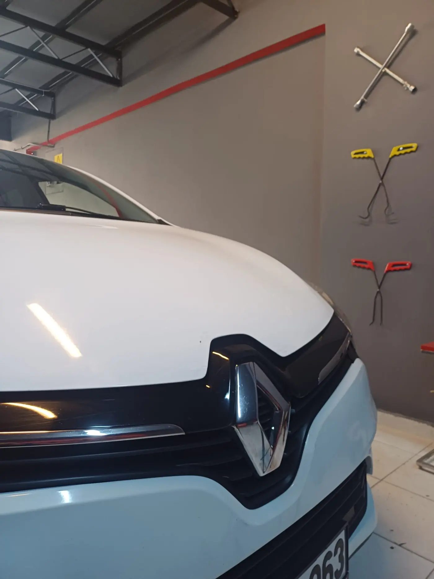 Boyasız onarım sonrası daha düzgün görünen Renault kaputu